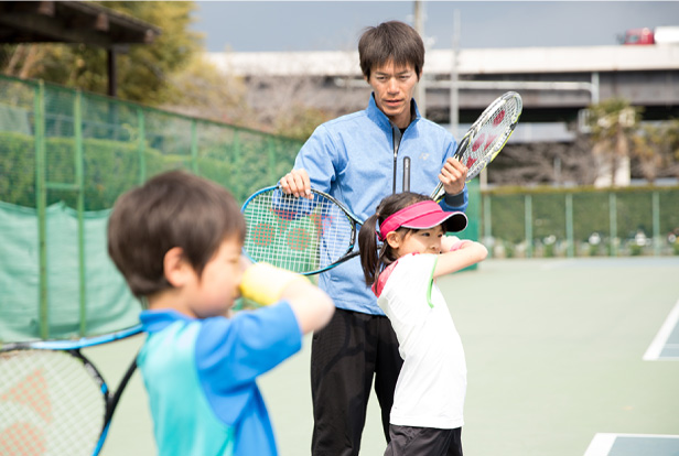 テニスの基礎からしっかりと指導、試合に出られる選手を育成します